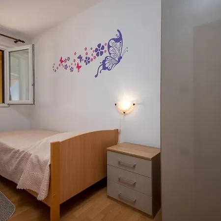 Three-bedroom In I *