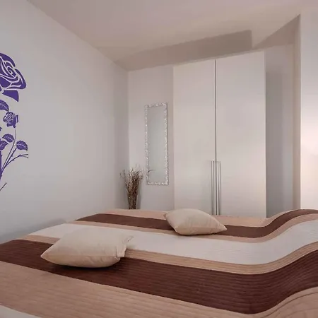 Three-bedroom In I *