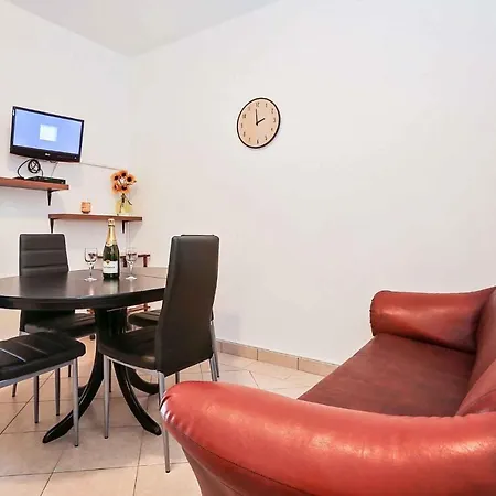 Three-bedroom In I *