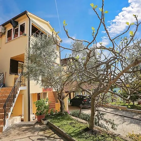 Three-bedroom In I *